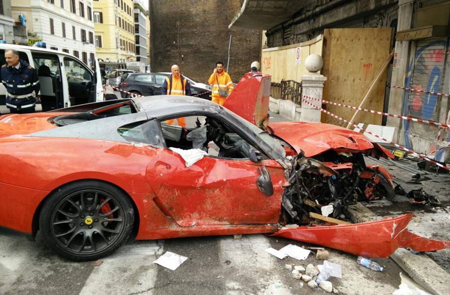 Ecco cosa rimane di una fiammante Ferrari 599, un gioiello da 250mila euro. L’auto  andata a sbattere, senza controllo, contro una vetrina in pieno centro a Roma, nei pressi del Viminale (Ansa)